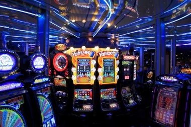 Mobile app gameplay view Mobile app experience playing The Dog House on slot1121